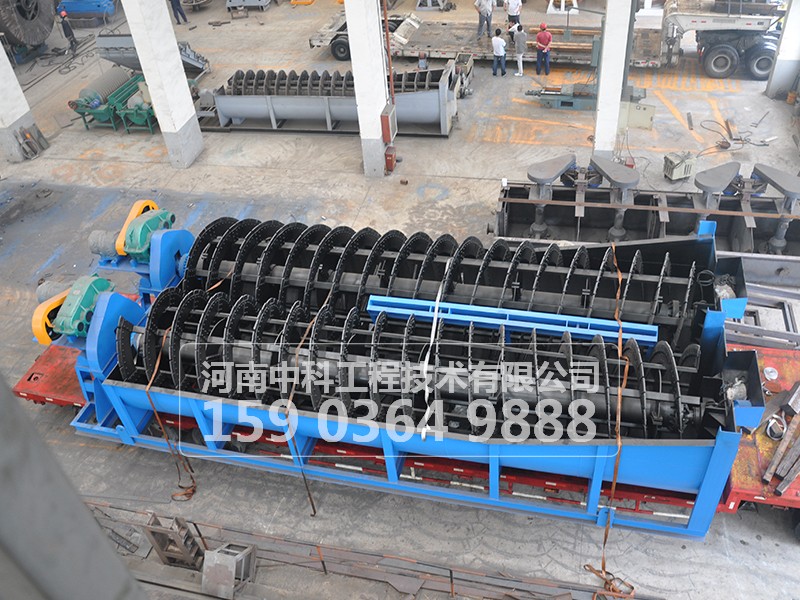 為何給入分級(jí)機(jī)的礦量要適當(dāng)、給礦要均勻？