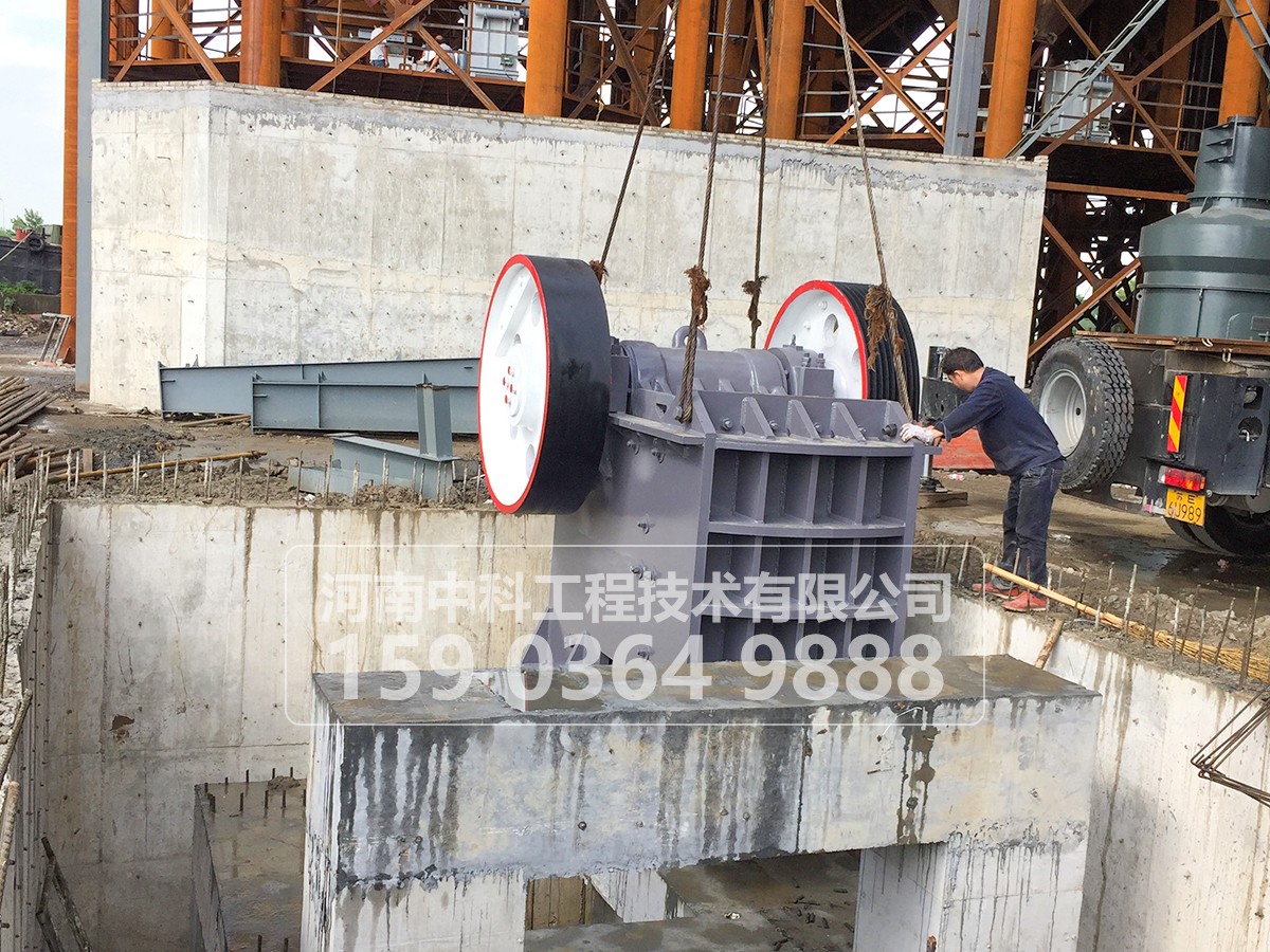 顎式破碎機(jī)是如何實(shí)現(xiàn)保險(xiǎn)和排礦口調(diào)節(jié)的?